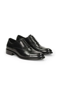 Fekete bőr alkalmi férficipő kaplival, fűzős rögzítéssel és alacsony, blokk sarkú kialakítással. Sima textúra és polírozott felület.