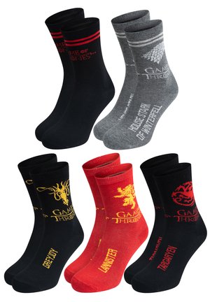 Vier Paare von Game of Thrones-Socken in verschiedenen Farben: schwarz mit roten Akzenten, grau, rot und schwarz mit Hauswappen und Text.