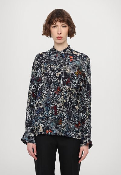 Blouse à manches longues avec une base noire, mettant en avant un motif mélangé de papillons colorés et de designs abstraits. Tissu doux et léger.