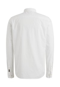 Camisa blanca de manga larga con botones vista desde la espalda, con un cuello clásico y puños abotonados.