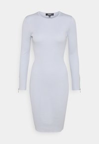 Ribbade stickade klänning i ljusblått, med långa ärmar och dragkedjeslutningar, figurnära passform och rund halsringning. Slät yta genom hela plagget.