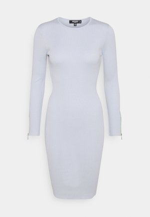 Robe en maille côtelée couleur bleu clair, avec des manches longues et des poignets zippés, de coupe ajustée et un col rond. Texture lisse sur l'ensemble.