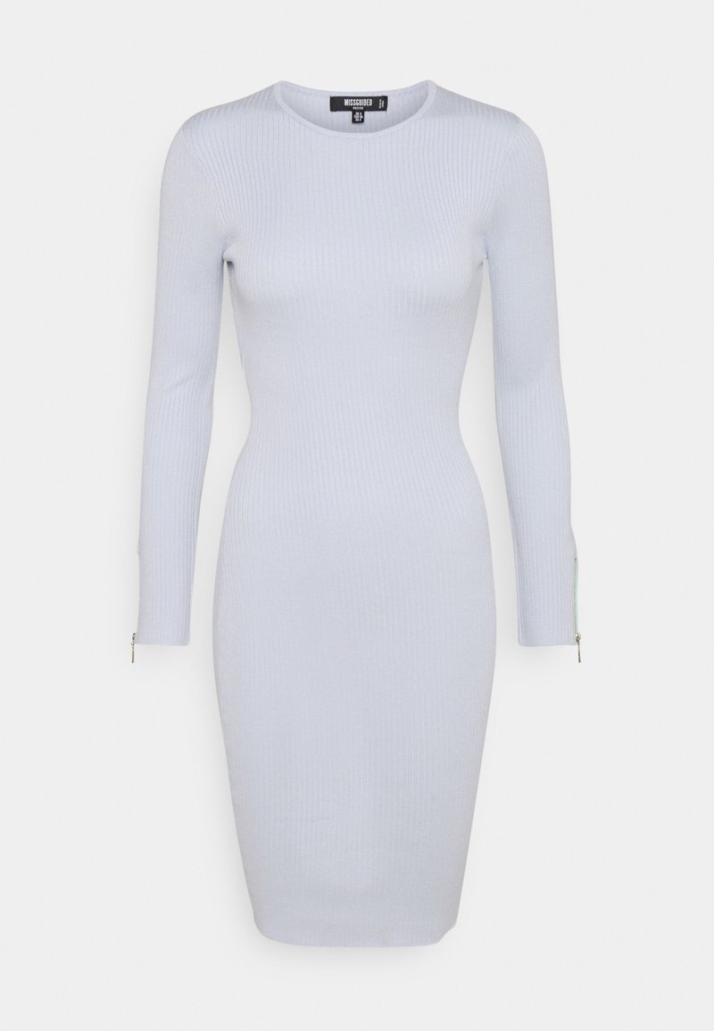Ribbade stickade klänning i ljusblått, med långa ärmar och dragkedjeslutningar, figurnära passform och rund halsringning. Slät yta genom hela plagget.