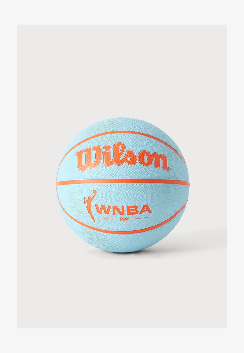 Φωτεινό μπλε μπάλα μπάσκετ Wilson με πορτοκαλί γραμμές, όνομα μάρκας και λογότυπο WNBA σε απλό λευκό φόντο.