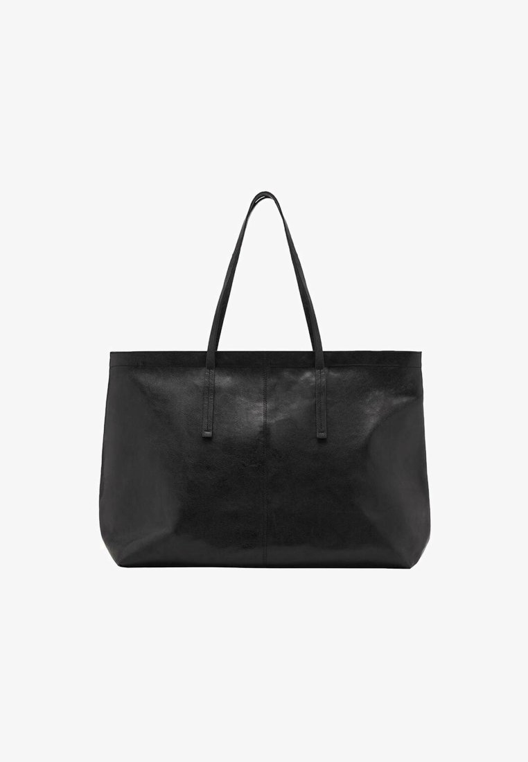 Sac fourre-tout en cuir noir avec deux longues poignées, présentant une texture lisse et un design minimaliste, de forme rectangulaire et sans matériel visible.