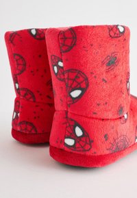 Röda plyschstövlar med ett Spider-Man-motiv och svarta spindelnät och ögon. Texturerad, mjuk tyg och en solid sula. Midikjolhöjd.