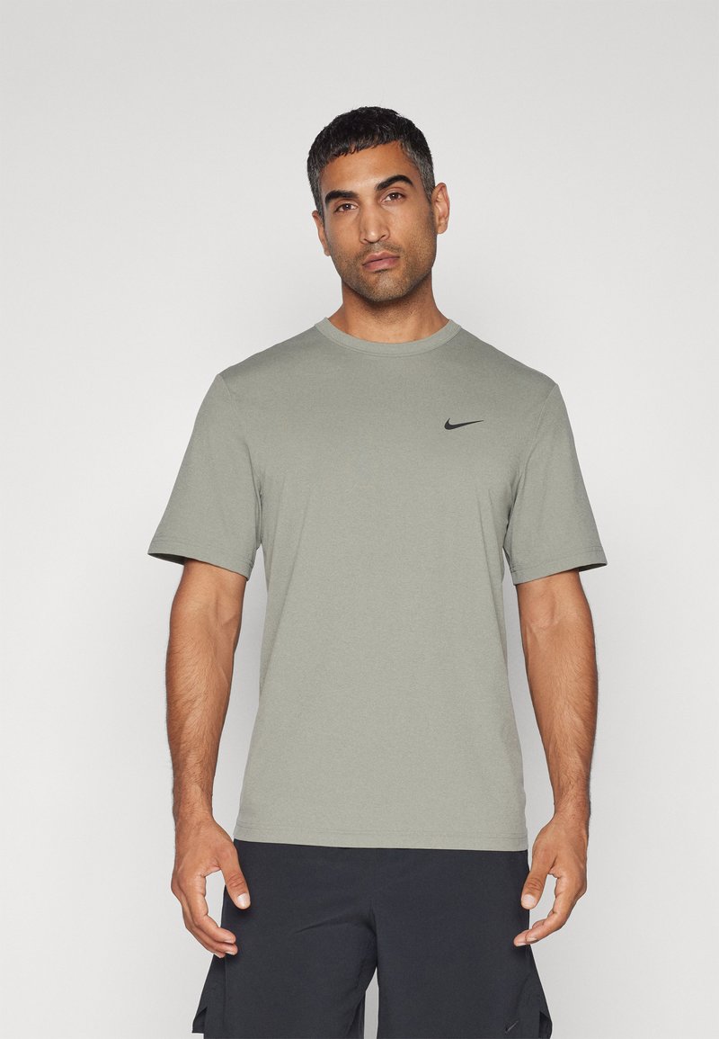 Nike Performance HYVERSE - T-skjorte til trening - dark stucco/black