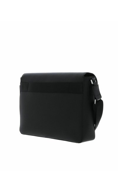 Sac bandoulière rectangulaire noir à texture grainée, avec rabat, bandoulière réglable et éléments métalliques argentés, sur fond blanc.