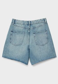 Pantalones cortos de mezclilla azul claro con un dobladillo deshilachado, dos bolsillos traseros, pasadores para cinturón y una costura central en la parte trasera.