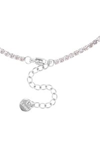 Collana in metallo argentato con strass trasparenti, dotata di chiusura a gancio e catena regolabile per una flessibilità nella lunghezza.