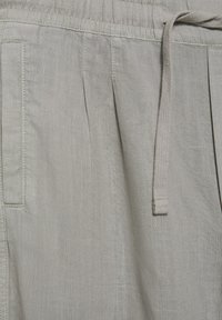 Pantalon en lin gris clair avec plis, poche latérale, taille élastique et cordon de serrage.