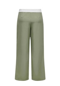 Pantaloni a gamba larga in verde oliva, con una cintura bianca. Realizzati in tessuto morbido, con tasche laterali e un orlo pulito.