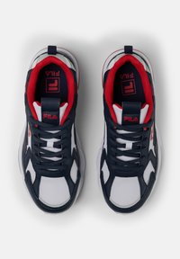 Las zapatillas Fila cuentan con una combinación de colores azul marino y blanco con acentos rojos. Tienen una parte superior de malla, cierre de cordones y un cuello acolchado para mayor comodidad.