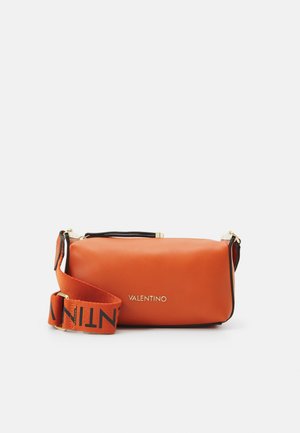 Sac bandoulière en cuir orange avec quincaillerie dorée. Comprend une sangle logo noire et orange. Texture lisse, forme rectangulaire, design minimaliste.