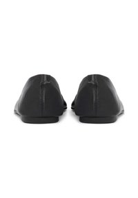 Bailarinas de cuero negro con una textura suave, de perfil bajo y un diseño simple. Cuentan con una punta redondeada y sin herrajes o adornos visibles.