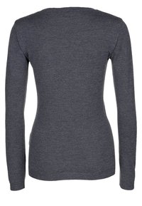Grå långärmad tröja, figursydd design, stickad textur, rund halsringning, med en slät yta utan synliga mönster eller beslag.
