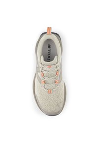 Botte de sport avec une tige en mesh beige et respirant, des accents gris et des détails réfléchissants ; équipée de lacets élastiques et d'une semelle rembourrée.
