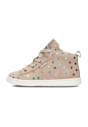 Beige suède hoge schoenen met kleurrijke hartvormige pailletten, ronde neus en witte rubberen zool. Voorzien van beige veters en een gestreepte voering.