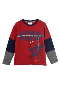 Maglietta a maniche lunghe rossa con maniche blu navy e grigie. Presenta una grafica di Spider-Man e il testo "EROE" sul petto in un design audace.