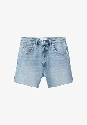 Lichtblauwe denim short met een rechte snit, vijf zakken, metalen gespen en subtiele vervaging. De stof heeft een gladde textuur.