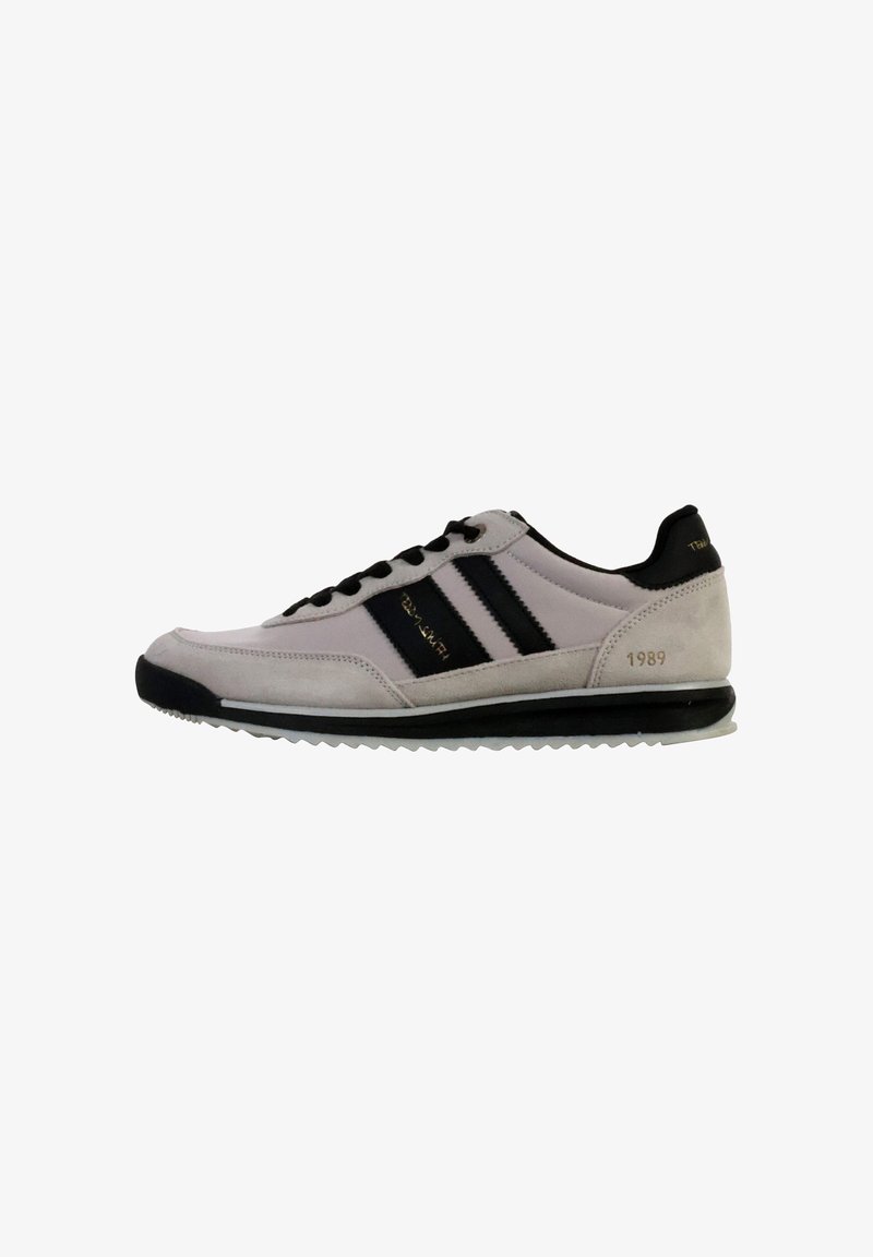 Sneaker grigio chiaro con strisce nere, parte superiore in suede e mesh, chiusura con lacci, design minimalista, suola in gomma e dettaglio '1989' sul tallone.