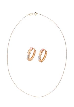 Naszyjnik z łańcuszka z trójkolorowego złota z pasującymi kolczykami w kształcie kół ozdobionymi małymi kwiatowymi motywami z różowego, białego i żółtego złota.