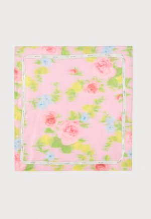 Foulard carré rose avec motif floral doux et flou, roses et verts, accents bleu pâle et fine bordure blanche ornée d’un petit texte noir.