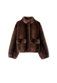 Braune Kunstfellcropped-Jacke mit hohem Kragen, zwei vorderen Taschen und elastischen Bündchen. Weiche Textur und plüschiges Aussehen.