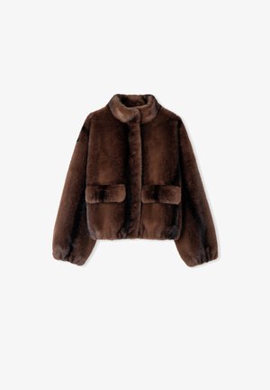 Braune Kunstfellcropped-Jacke mit hohem Kragen, zwei vorderen Taschen und elastischen Bündchen. Weiche Textur und plüschiges Aussehen.
