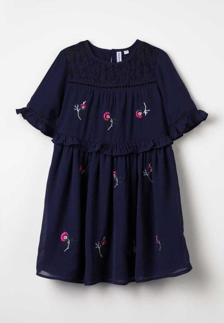 Granatowa sukienka z krótkimi falbankowymi rękawami. Ozdobiona haftem kwiatowym w odcieniach różu i zieleni, z koronkowym dekoltem i falbanowym dołem.