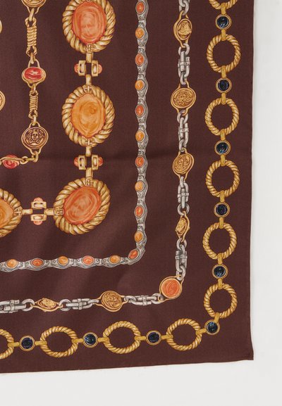 Καφέ ύφασμα με χρυσά και ασημένια σχέδια αλυσίδας, με πορτοκαλί και σκούρες μπλε κυκλικές λεπτομέρειες που μοιάζουν με πολύτιμους λίθους, σε περίτεχνα σχέδια σχοινιού και συνδέσμων.