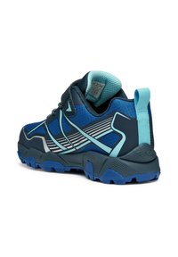 Zapatilla deportiva azul y verde con tela texturizada, acentos de malla y suela de goma. Cuenta con una correa de gancho y bucle y un patrón de banda multidireccional.