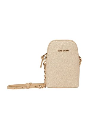 Petit sac bandoulière beige avec motif texturé, bandoulière chaîne dorée et logo "Carlo Colucci" sur le devant.