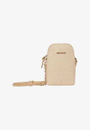 Kleine beige Umhängetasche mit strukturiertem Muster, goldener Kettenriemen und "Carlo Colucci"-Logo vorne.