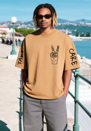 Mira Paris TAKE CARE OVERSIZED BOXY TEE 26 UNISEX - T-Shirt print - grounded beige