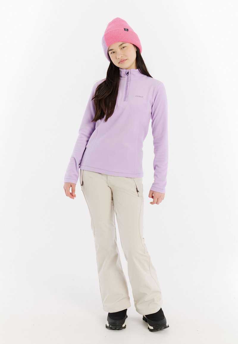 Lichtpaarse fleece pullover met een kwartrits, gecombineerd met crèmekleurige broeken en zwarte schoenen, accentueert door een roze gebreide muts.