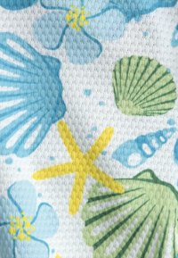 Tissu présentant un motif de fleurs bleues, d'étoiles de mer jaunes, de coquillages verts et d'accents bleu clair sur un fond texturé blanc.