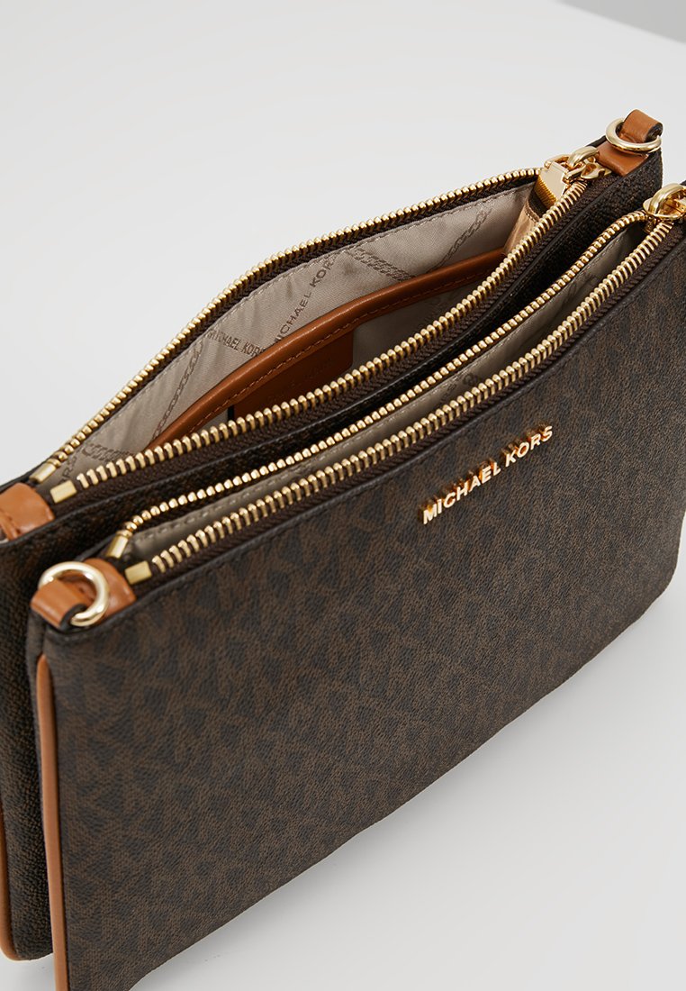 Damen Handtaschen | MICHAEL Michael Kors CROSSBODIES POUCH XBODY Umhängetasche brown/braun - VU80098 Damen Handtaschen | MICHAEL Michael Kors CROSSBODIES POUCH XBODY Umhängetasche brown/braun - VU80098