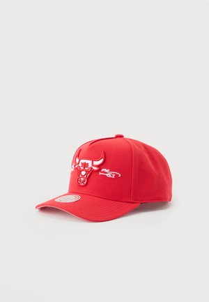 Casquette de baseball rouge avec un logo Chicago Bulls brodé et un motif de flèche blanche sur le panneau avant, avec une visière incurvée et un autocollant sur le dessus.