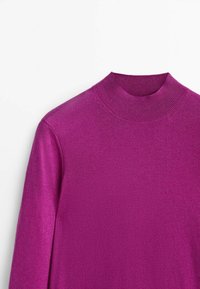 Paarse lange mouwen trui met een geribbelde opstaande kraag, weergegeven tegen een witte achtergrond.