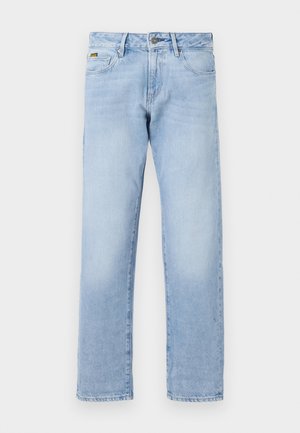 Jeans rectos de mezclilla de color azul claro; cuentan con un cierre frontal de botón, diseño clásico de cinco bolsillos y un ligero desgastado para añadir textura.