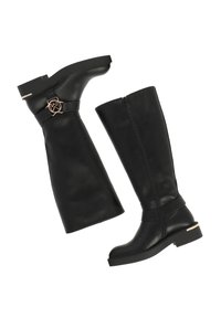 Botas de cuero negras hasta la rodilla con una suela plana, que presentan un acento de hebilla decorativa y un cierre lateral. Textura suave y diseño estructurado.