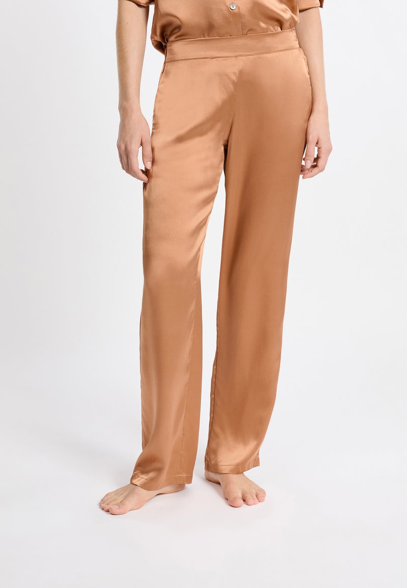 Satin-Pyjamahose in einem warmen Braunton, mit weitem Bein, glatter Textur und elastischem Bund.