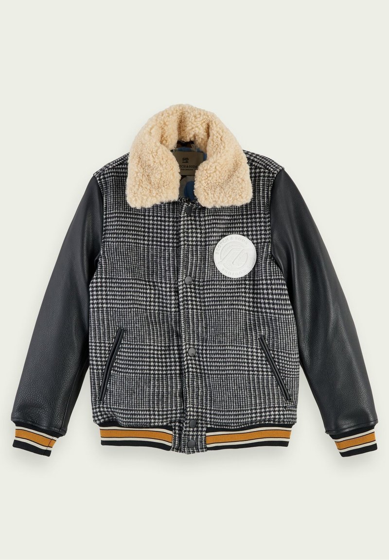 Veste à motif pied de poule avec des manches en cuir noir, un col en fourrure crème et un ourlet côtelé rayé en noir et orange. Elle comprend des poches latérales.