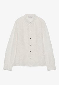 Biela košeľa s button-up zapínaním, textúrovanou látkou, diamantovým vzorom a špicatým golierom. Obsahuje strieborné gombíky a dlhé rukávy s manžetami.