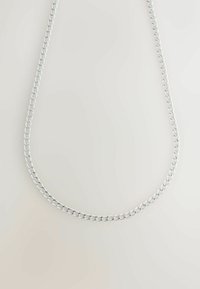 Hõbedast metallist kettkaelakee, millel on ühtlased ümarad lingid, särav tekstuur ja sile viimistlus, lebab ühtlaselt hele taust.