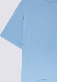 T-shirt azzurro chiaro a maniche corte con una texture liscia e collo rotondo, caratterizzato da una vestibilità rilassata e un orlo posteriore leggermente più lungo.