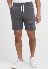 Pantalones cortos de mezcla de algodón gris con cintura elástica, cordón blanco y logo impreso "Authentic Original Denim Goods".