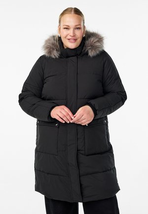 Sort polstret jakke med en faux fur hætte, der har lynlås, sidelommer og et quiltet design, som giver varme og komfort.