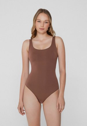 Costume da bagno marrone con scollatura a girocollo, spalline larghe e gambe alte. Il materiale appare liscio con una texture opaca.